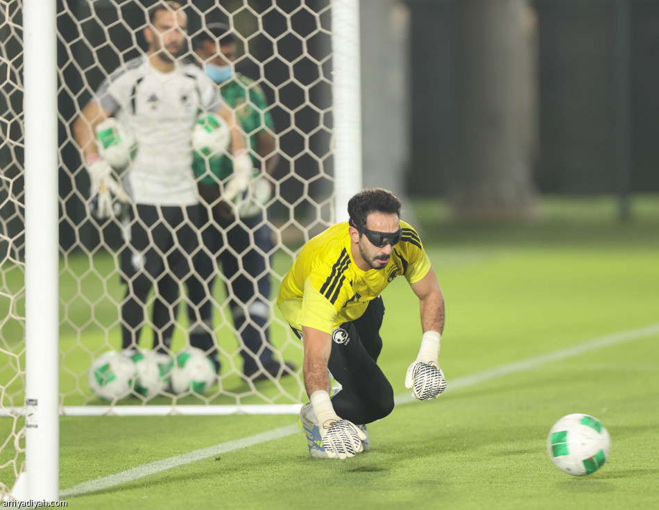 النظارة السوداء تسرع تصديات حراس المنتخب السعودي