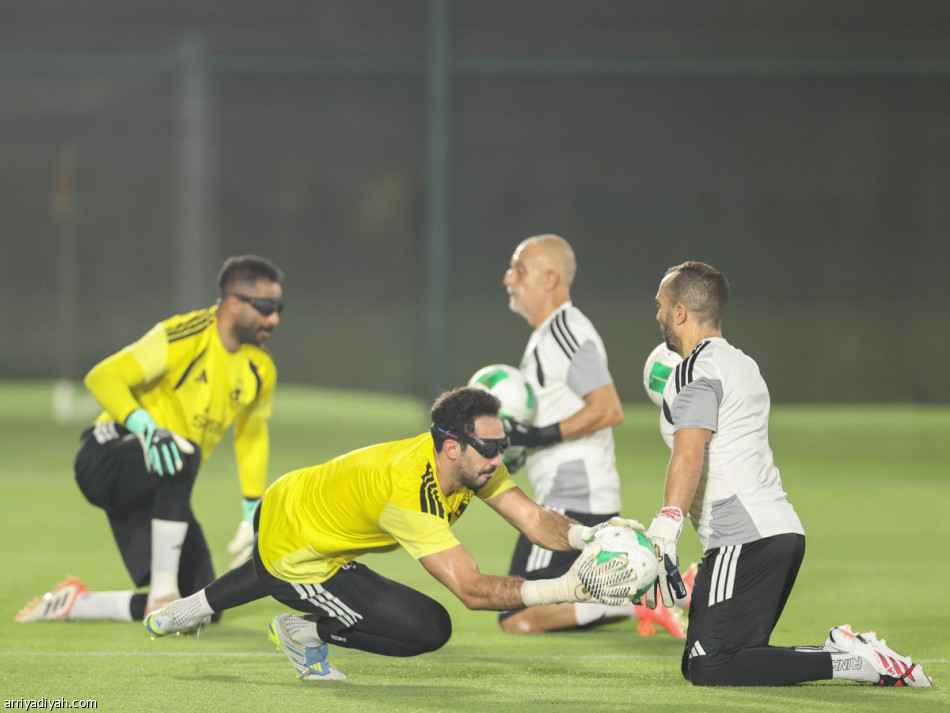 النظارة السوداء تسرع تصديات حراس المنتخب السعودي